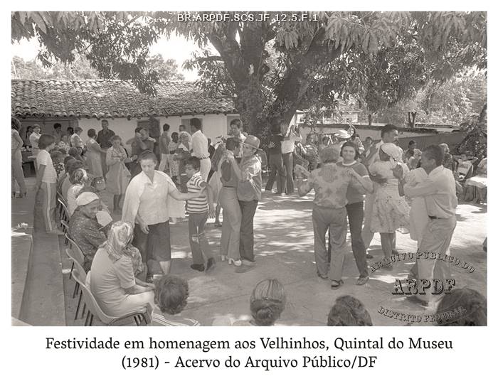  4 i- Festividade em homenagem aos velhinhos, Quintal do Museu (1981) Acervo do Arquivo Público - DF Em um quintal vários idosos dançam felizes, alguns estão sentados em cadeiras postas do lado esquerdo, ao fundo uma casa antiga com telhas de cerâmica, no meio do quintal uma árvore frondosa. Realização: Academia Planaltinense de Letras, Artes e Ciências (APLAC), pelo Ecomuseu Pedra Fundamental e pelo Coletivo Nativo Audiodescrição produzida  pelo Instituto de Promoção das Pessoas com Deficiência Visual Audiodescritora: Elma Lúcia Rodrigues Consultor: Fernando Rodrigues Este projeto é promovido com recursos do Fundo de Apoio a Cultura do DF